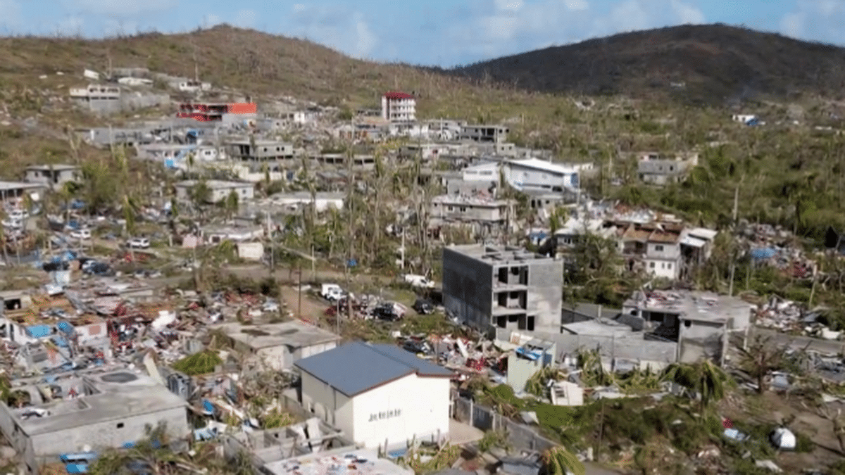 cyclone-chido-a-mayotte-vus-du-ciel-des-quartiers-devastes-675f598c1023a310178956.png