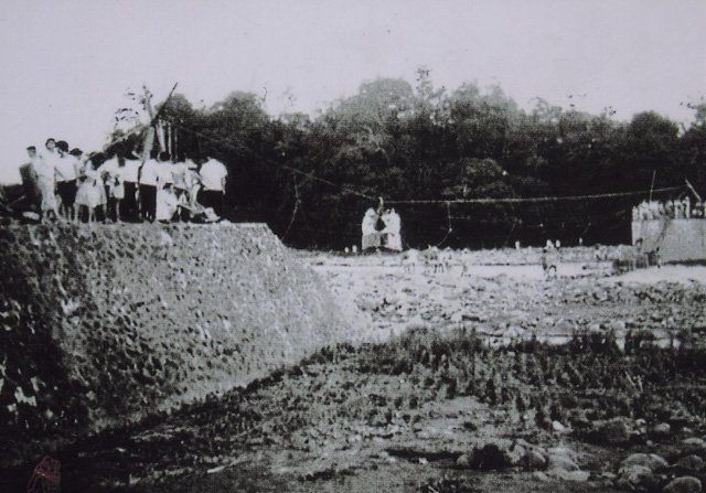 大湖東河橋（大湖二橋）橋墩塌陷，碼頭沖失，就緊急在兩頭搭設流籠，在維持南北交通，.jpg