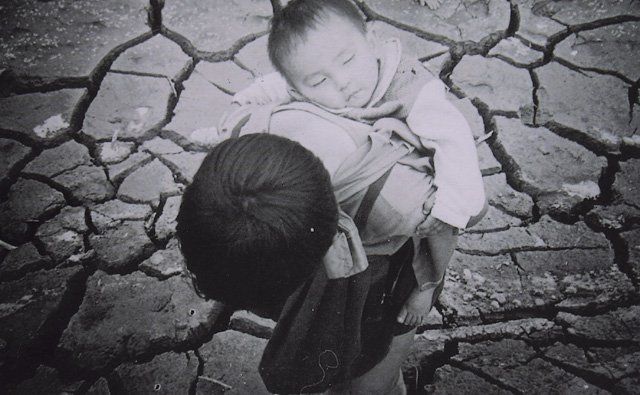 民國52年，全台發生罕見的大旱災，稻田因缺水而出現嚴重龜裂情景。這張照片生動的描述.jpg