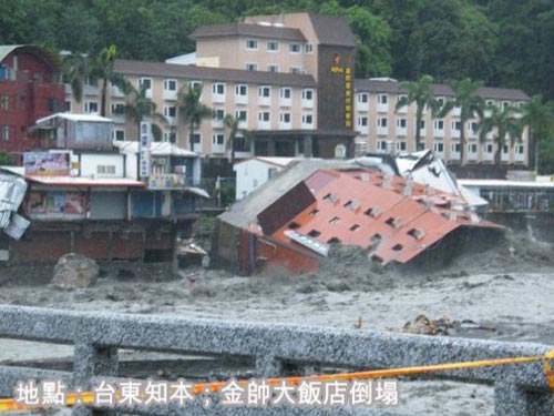 臺東知本，金帥大飯店倒塌。來源：臺灣《聯合報》.jpg