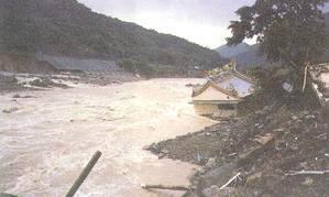 大粗坑溪匯流入基隆河口處的廟宇基礎遭淘空傾毀。.jpg