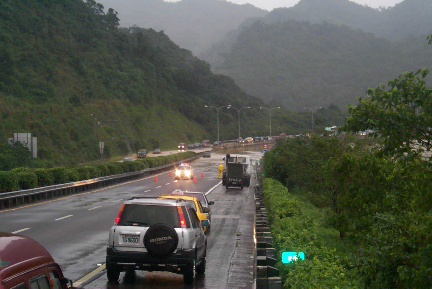 六堵工業區庇鄰之高速公路.jpg