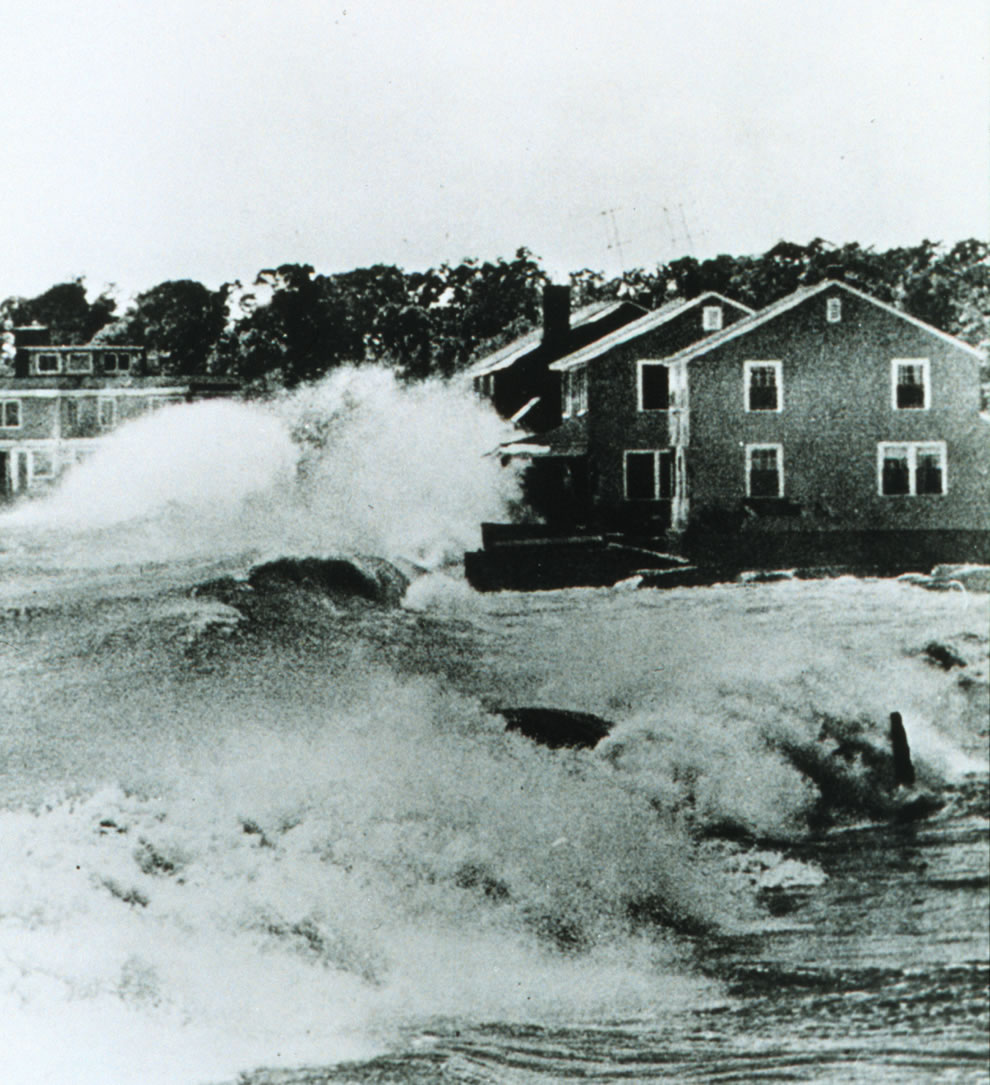 1954-Hurricane-Carol-destroyed-hundreds-of-summer-cottages-and-homes-Huge-waves-.jpg