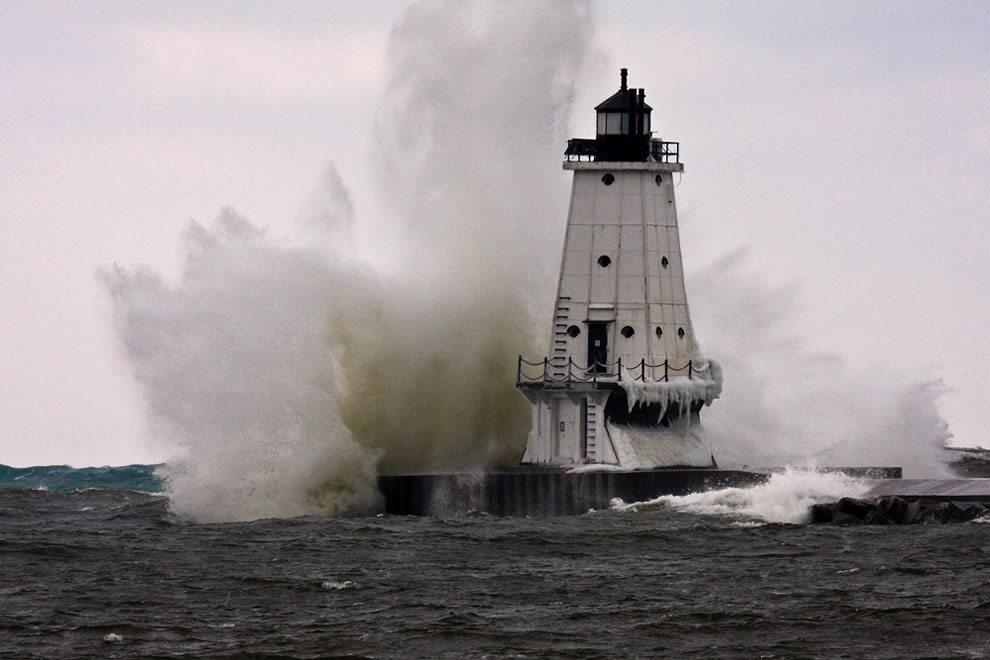 Big-Water-Ludington-North-Breakwater-Light-Lake-Michigan-waves.jpg