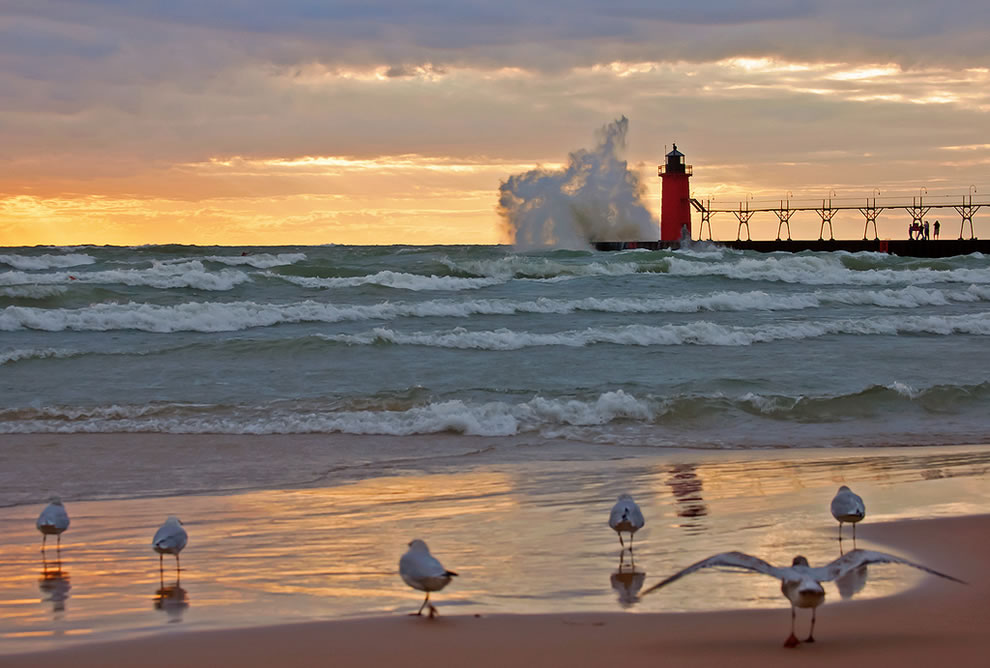 South-Haven-Wind-waves-lighthouse.jpg