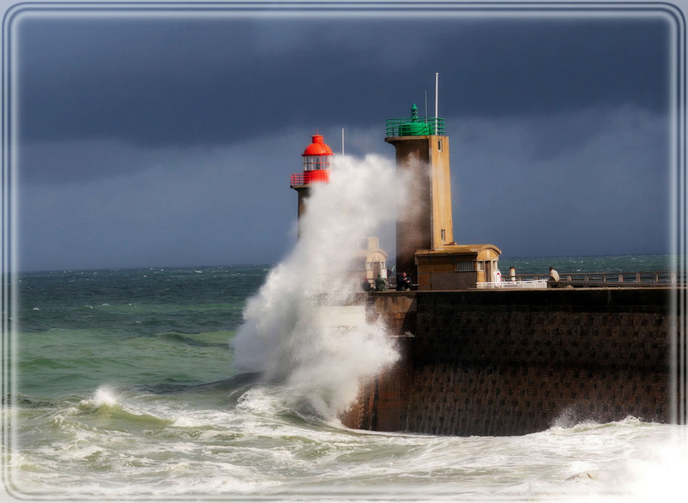 Splash-Fecamp-Seine-Maritime-Upper-Normandy-Region.jpg