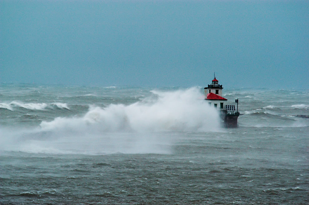 The-Oswego-Lighthouse-is-awash-with-waves-during-a-November-2003-storm-with-80-m.jpg