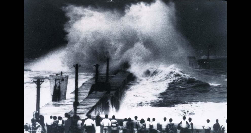 Typhoon-generated-waves-striking-a-breakwater-in-Japan-.jpg
