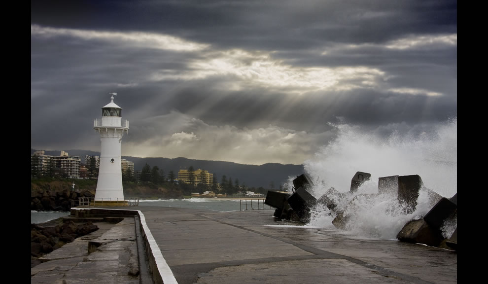 Wollongong-Lighthouse-Waves.jpg