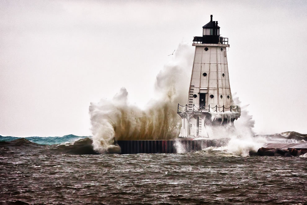 Winter-Fury-Ludington-North-Breakwater-Light.jpg