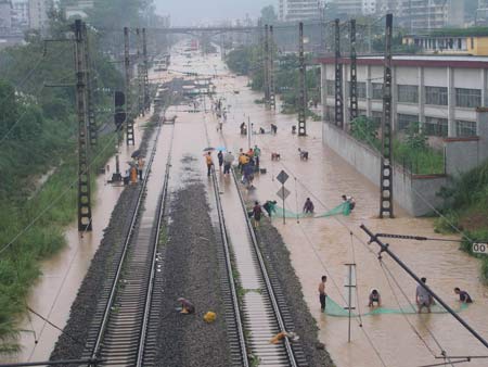 樂昌火車站被洪水淹沒，鐵路成了當地居民的狩漁場。.jpg