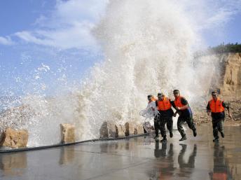 2011-08-05T100956Z_1263905401_GM1E7851E9X01_RTRMADP_3_CHINA-TYPHOON-MUIFA_0.jpg