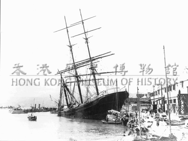 1874年9月颱風襲港後，一艘美國船隻在港島中區海旁擱淺。.jpg