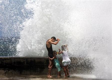 2004年9月5日，古巴哈瓦那海滨El Malecon，一家人在海边“冲浪”.jpg