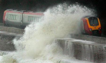 2004年10月27日，加拿大北部德文岛，巨浪拍击行进中的列车.jpg
