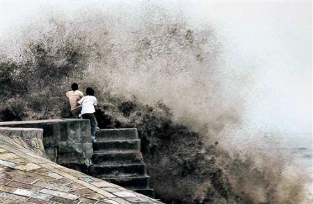 2005年9月7日，杭州，汹涌的钱塘江大潮.jpg