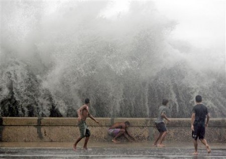 2005年9月20日，古巴首都哈瓦那，“丽塔”飓风引发的巨浪.jpg