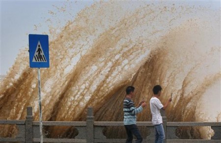 2006年5月7日，广东珠海，大浪撞击桥梁.jpg