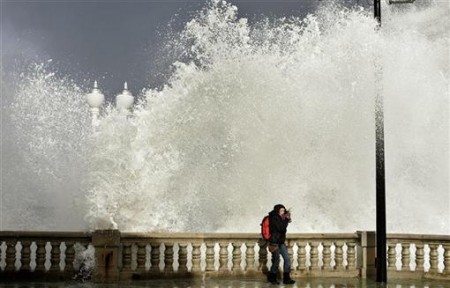 2007年3月20日，西班牙希洪海港的巨浪.jpg