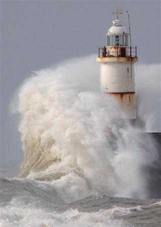2008年3月10日，英格兰苏塞克斯郡海滨，海浪狂袭灯塔.jpg