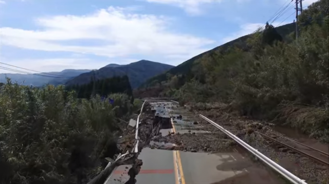 地震過後，阿蘇大橋周邊的道路景象。（圖／翻攝自日本國家地理院）