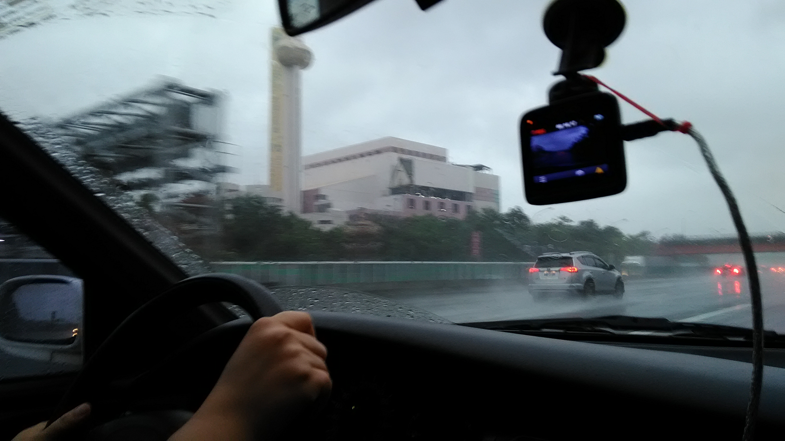 高速公路 大雨 