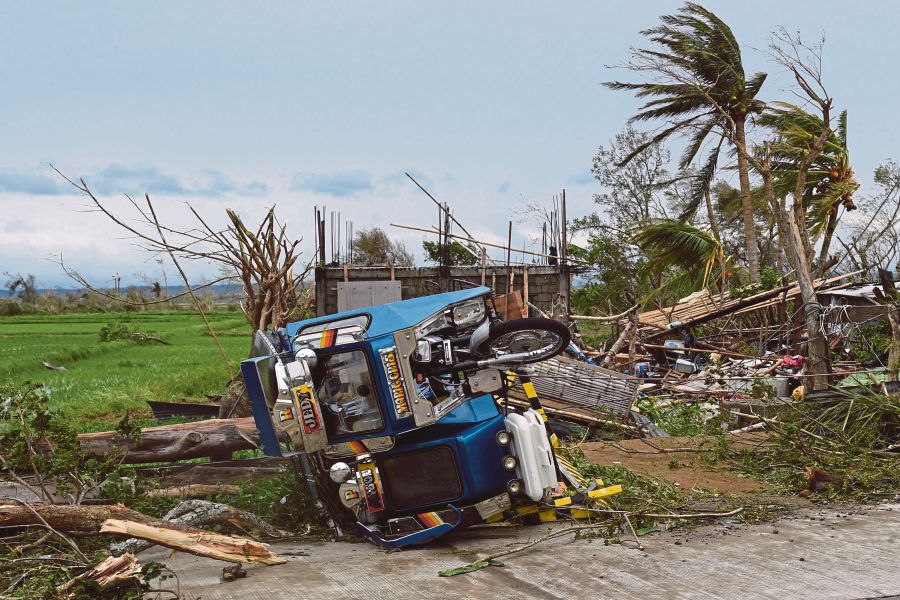 TOPSHOT-PHILIPPINES-HONG_KONG-TAIWAN-WEATHER-TYPHOON-MANGKHUT_1537025555.jpg