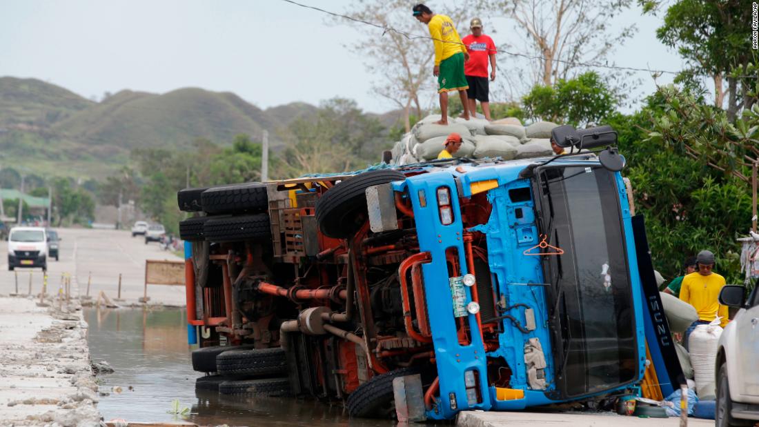 180916012250-30-typhoon-mangkhut-0916-super-169.jpg