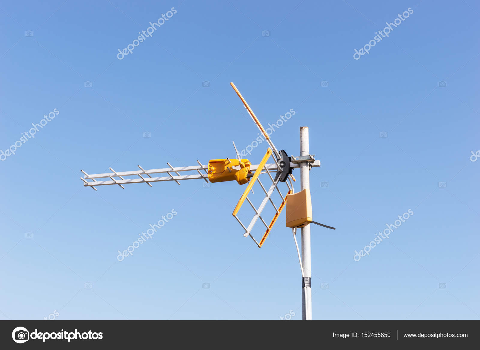 depositphotos_152455850-stock-photo-metallic-rooftop-television-aerial-with.jpg