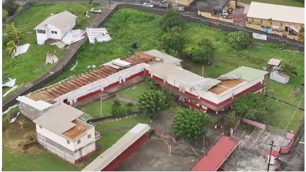 hurricane_damaged_building_in_st_vincent_and_the_grenadines._1_c2a158d55fc00362c.jpg