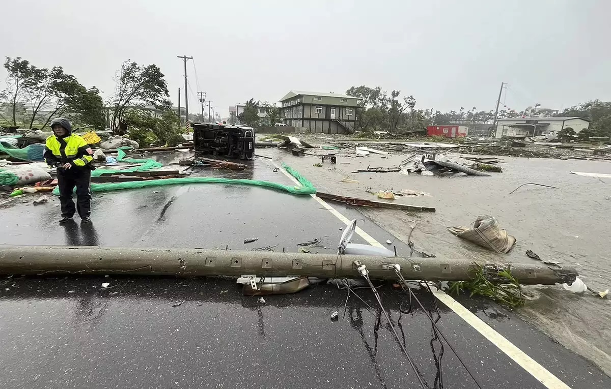 taiwan-closes-schools-and-offices-as-typhoon-kong-rey-reaches-east-coast.jpg