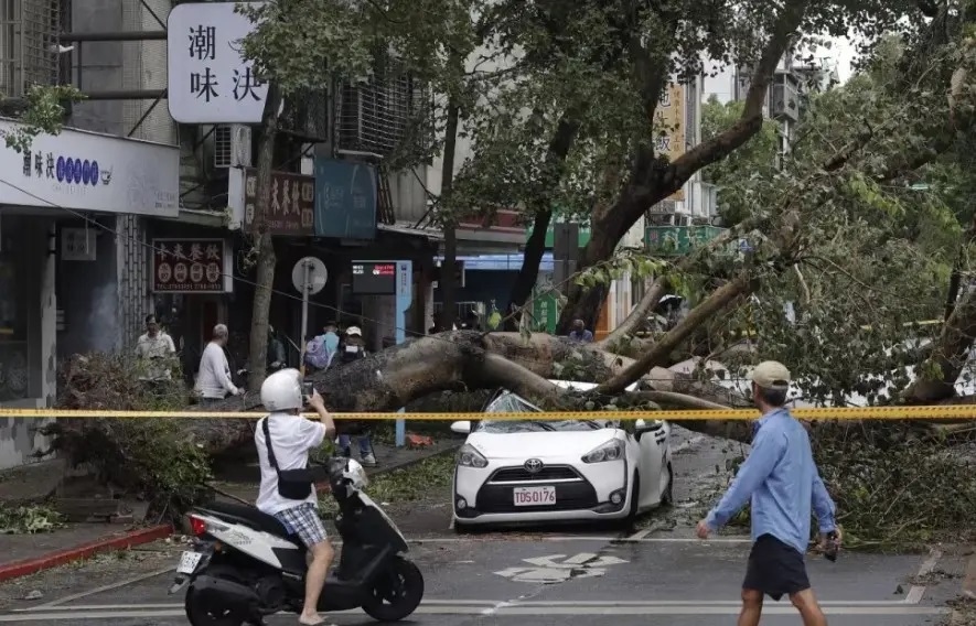 Typhoon-Kong-rey-Taiwan.jpg