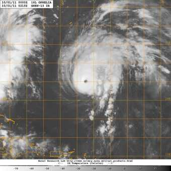 20111001_0215_goes13_x_ir1km_bw_16LOPHELIA_105kts-956mb-256N-630W_100pc.jpg